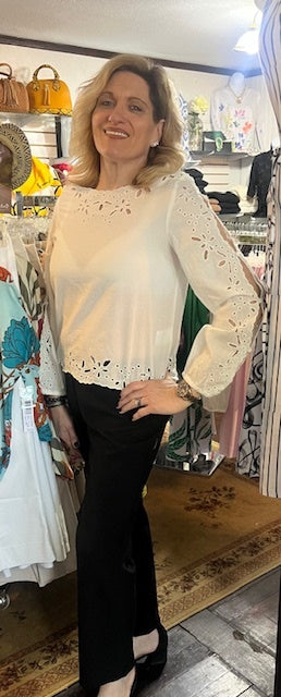 CHARLIE B EMBROIDERED WHITE BLOUSE